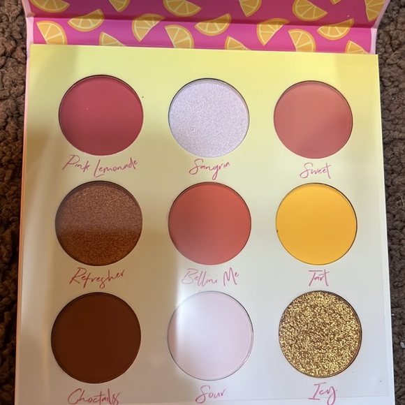 Eyeshadow palette - Picture 3 of 3